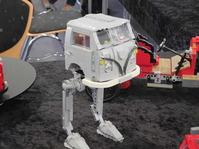 Ein VW T1 Bulli aus LEGO, der auf den Beinen eines AT-AT-Schreiters steht